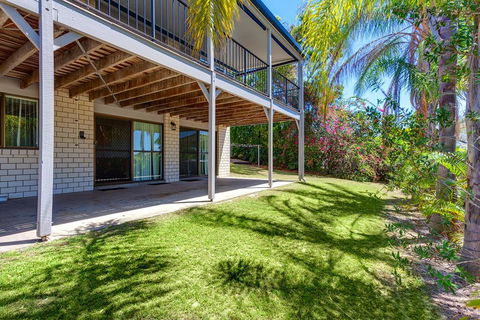40 Rumbalara Avenue - Rainbow Beach, Entertain On The Spacious Verandah Overlooking Beautiful Rainbow Beach - Darwin Holiday 2