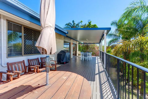 40 Rumbalara Avenue - Rainbow Beach, Entertain On The Spacious Verandah Overlooking Beautiful Rainbow Beach - Darwin Holiday 1