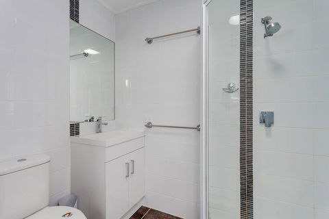 40 Rumbalara Avenue - Rainbow Beach, Entertain On The Spacious Verandah Overlooking Beautiful Rainbow Beach - Darwin Holiday 3
