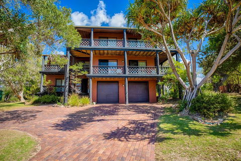 41 Carlo Circle - Rainbow Beach, Huge Beach House With Room For Everyone - Darwin Holiday 0