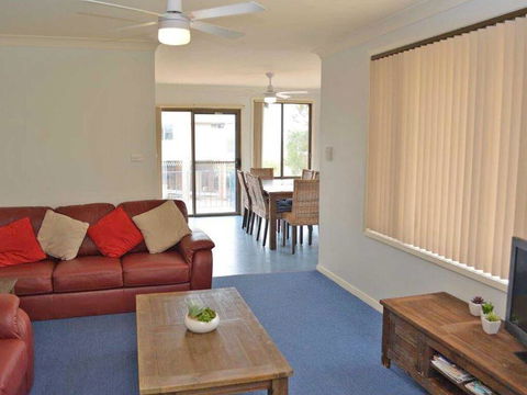 5 'Ocean Breeze' Shoal Bay Avenue - Fabulous Location Opposite Shoal Bay Beach! - Darwin Holiday 3