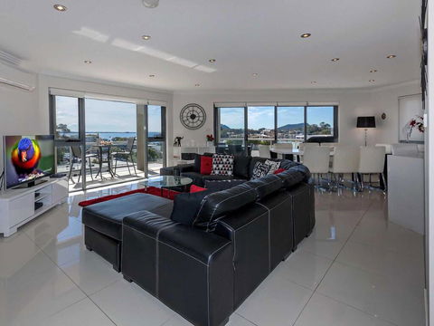 5 'Seaview' 9 Church Street - Huge Penthouse With Water Views And Lift - Darwin Holiday 2