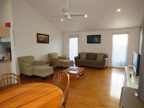 5 Little Penguin Crt, Cowes - Cottage Near The Beach - Darwin Holiday 2