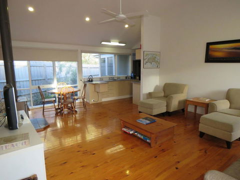 5 Little Penguin Crt, Cowes - Cottage Near The Beach - Darwin Holiday 3