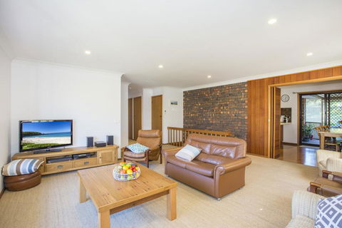 57 Carroll Ave Mollymook Beach - Relaxed Homely Retreat - Darwin Holiday 2