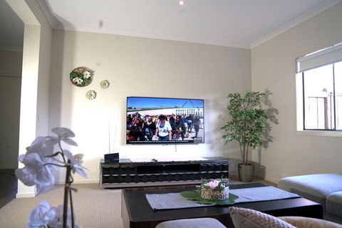 6 Bedrooms Contemporary Big House At Pakenhem - Darwin Holiday 3