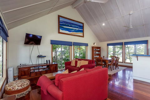 6 Ilmenite Avenue - Coastal Beach Shack Within Walking Distance To Patrolled Beach And CBD, - Darwin Holiday 0