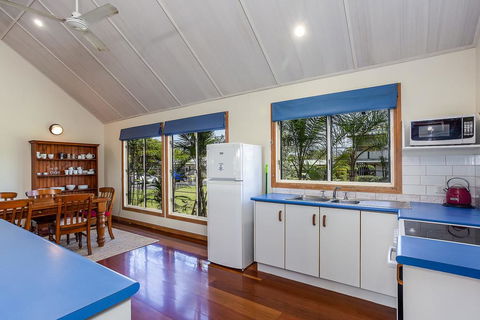 6 Ilmenite Avenue - Coastal Beach Shack Within Walking Distance To Patrolled Beach And CBD, - Darwin Holiday 1