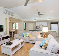 6 Orania Court - Rainbow Shores Absolutely gorgeous beach side property within 200 metres walk to the beach - Darwin Holiday