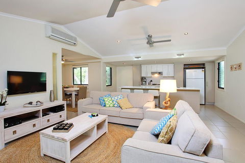 6 Orania Court - Rainbow Shores, Absolutely Gorgeous Beach Side Property Within 200 Metres Walk To The Beach - Darwin Holiday 0