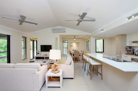 6 Orania Court - Rainbow Shores, Absolutely Gorgeous Beach Side Property Within 200 Metres Walk To The Beach - Darwin Holiday 1