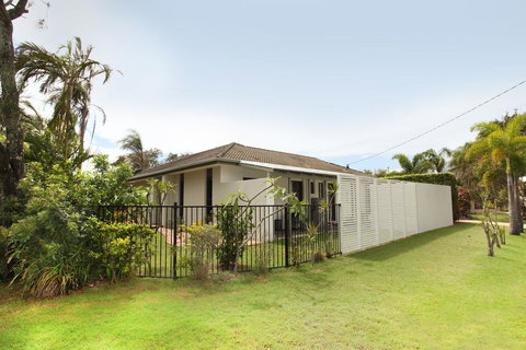 6 Petrie Ave, Marcoola, Pet Friendly, Linen Supplied - Darwin Holiday 2