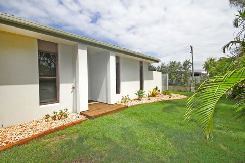 6 Petrie Ave, Marcoola, Pet Friendly, Linen Supplied - Darwin Holiday 1