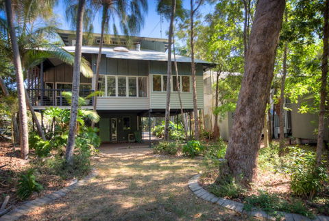 6 Satinwood Drive - Rainbow Shores, Stylish Beach House, Free WiFi - Darwin Holiday 0