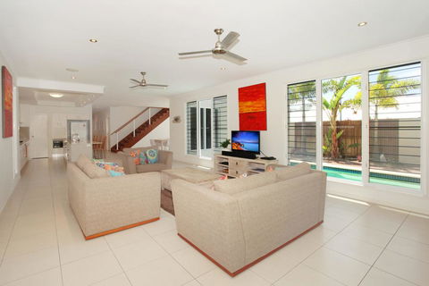 60 Beachway Parade, Marcoola, 500 BOND, Linen Supplied - Darwin Holiday 1