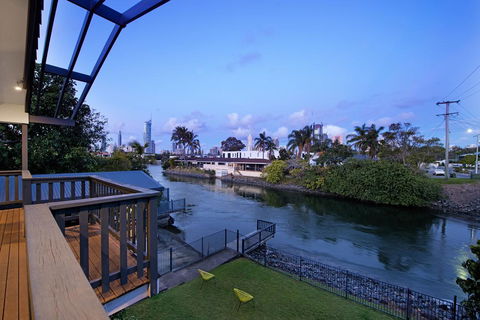 7 Bedroom Gold Coast Luxury Waterfront Home With Pool, Sleeps 20! - Darwin Holiday 2