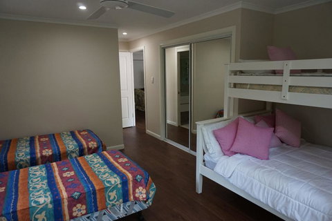 7 Belle Court - Rainbow Shores, Huge Beach House, Ducted Air Con, Pets Welcome - Darwin Holiday 1