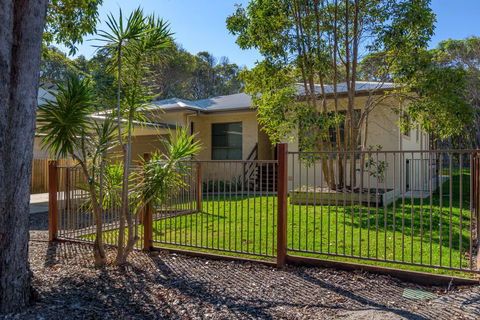 7 Ibis Court - Spacious Family Home With Large Outdoor Area, Swimming Pool & Ample Parking - Darwin Holiday 1