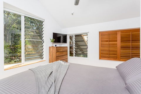 7 Naiad Court - Rainbow Shores, Perfect Beach House, Swimming Pool And Walk To Beach, Aircon, Wi-Fi - Darwin Holiday 1