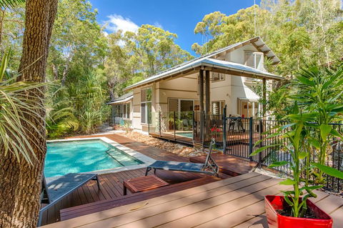 7 Naiad Court - Rainbow Shores, Perfect Beach House, Swimming Pool And Walk To Beach, Aircon, Wi-Fi - Darwin Holiday 0