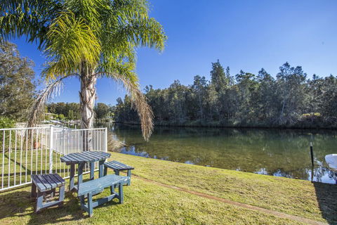 77 Lake Entrance Rd - Waterfront Wonder - Darwin Holiday 0