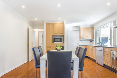 77 Lake Entrance Rd - Waterfront Wonder - Darwin Holiday 3