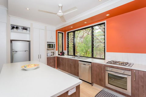 8 Ibis Court - Rainbow Shores, Swimming Pool, Walk To Beach, Executive Beach House - Darwin Holiday 3