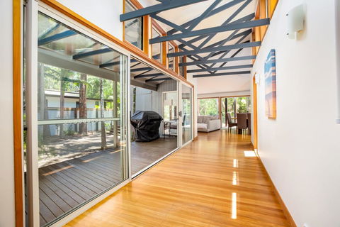8 Satinwood Drive - Rainbow Shores, Architecturally Designed, Pool, Walk To Beach - Darwin Holiday 1