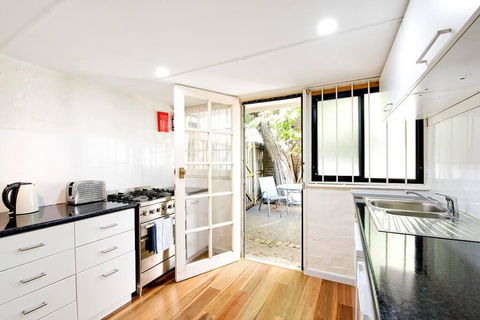 A Quaint Darlinghurst Cottage - Darwin Holiday 2