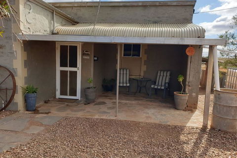 A Real Bush Retreat. Kangas, Emus & Starry Skies. - Darwin Holiday 2