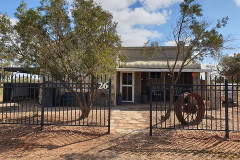 A Real Bush Retreat. Kangas, Emus & Starry Skies. - Darwin Holiday 0