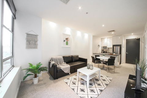 A Spacious & Central 2BR Apt Near Flinders Station - Darwin Holiday 0