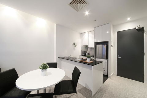 A Spacious & Central 2BR Apt Near Flinders Station - Darwin Holiday 2