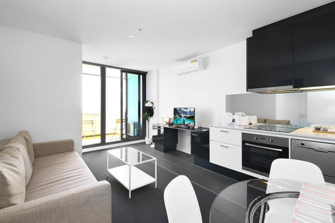 A Stylish CBD Apartment With A Stunning View - Darwin Holiday 1