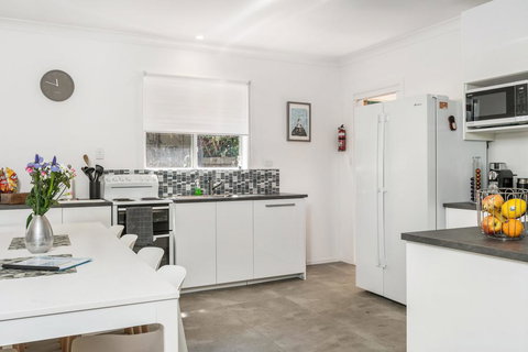 A SWEET ESCAPE - Carefree Beach Home - Darwin Holiday 1