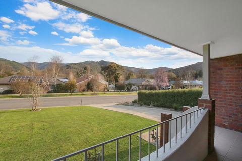 Abbey Rose - Bright, VIC - Darwin Holiday 0