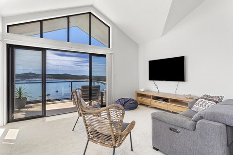 Above And Beyond - Beautiful Home With Pool - Darwin Holiday 1