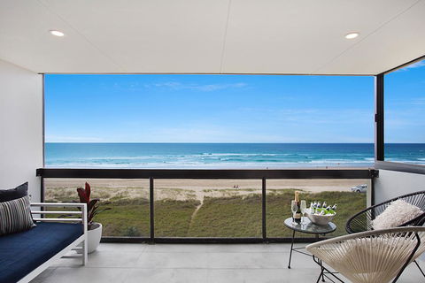 Absolute Beach Front Renovated 3 Bdrm 2 Bath App - Darwin Holiday 3