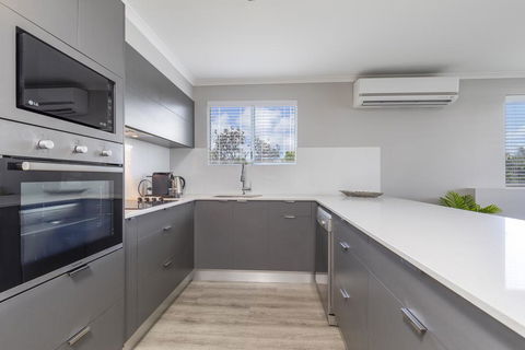 Absolute Beachfront Penthouse, Castaways Beach - Darwin Holiday 3