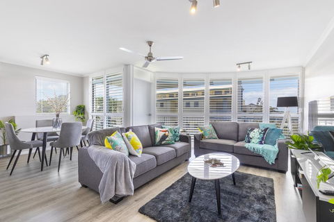 Absolute Beachfront Penthouse, Castaways Beach - Darwin Holiday 0