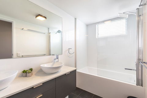 Absolute Beachfront Penthouse, Castaways Beach - Darwin Holiday 2