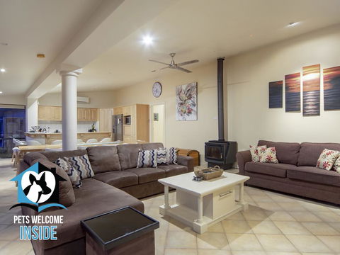 Absolute Water Frontage W/ Jetty + Boat Ramp - Darwin Holiday 1