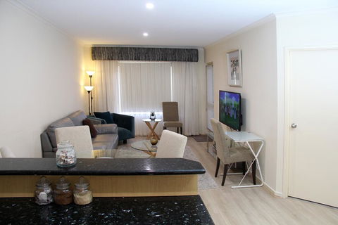ADELAIDE CBD APARTMENT - 3BR, 2BATH & CARPARK - Darwin Holiday 0