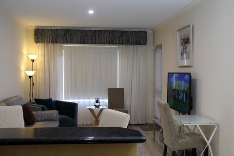 ADELAIDE CBD APARTMENT - 3BR, 2BATH & CARPARK - Darwin Holiday 1
