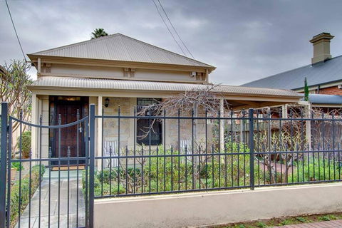 Adelaide Close CBD Large Private Studio Apartment In St Peters - Darwin Holiday 0