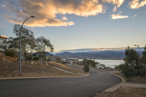 East Jindabyne- Cavallino 4 Bedroom Home - Darwin Holiday 1