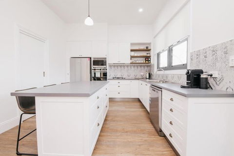 Dimby Cottage Beautifully Restored Heritage Home - Darwin Holiday 3
