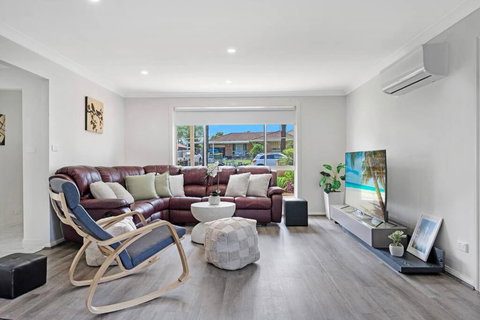 Discover Mount Annan Spacious 6-BR House - Darwin Holiday 0