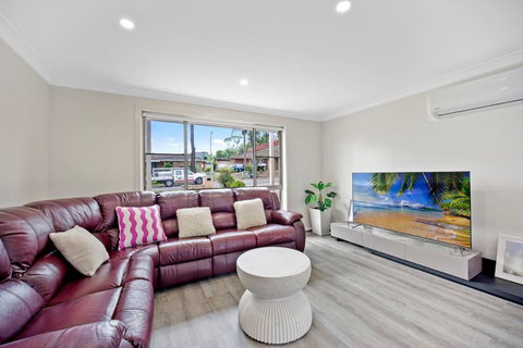 Discover Mount Annan Spacious 6-BR House - Darwin Holiday 1