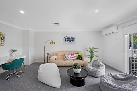 Discover Mount Annan Spacious 6-BR House - Darwin Holiday 3